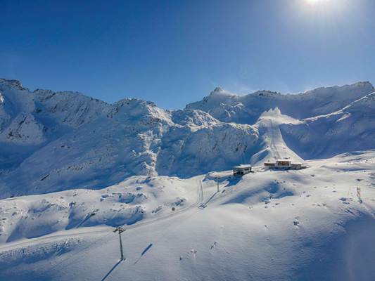 Pontedilegno-Tonale si prepara per la nuova stagione invernale: sabato 18 novembre apre il ghiacciaio Presena. E lo skipass diventa un’idea-regalo per Natale
